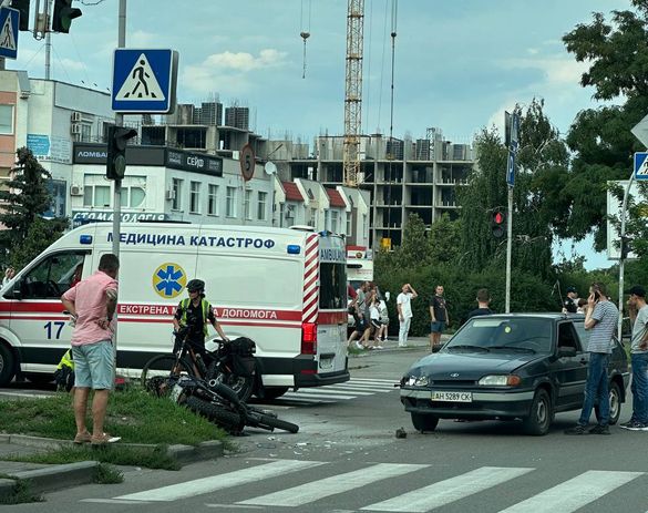 Біля одного із черкаських ТРЦ сталася аварія (ФОТО)