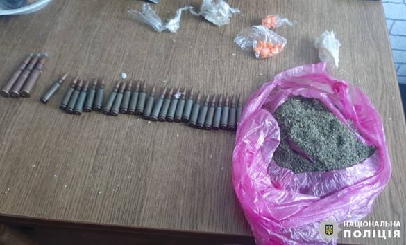 На Уманщині поліцейські вилучили у чоловіка наркотики, зброю та боєприпаси