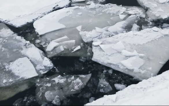 Провалилися під лід: у Черкасах рятували двох рибалок