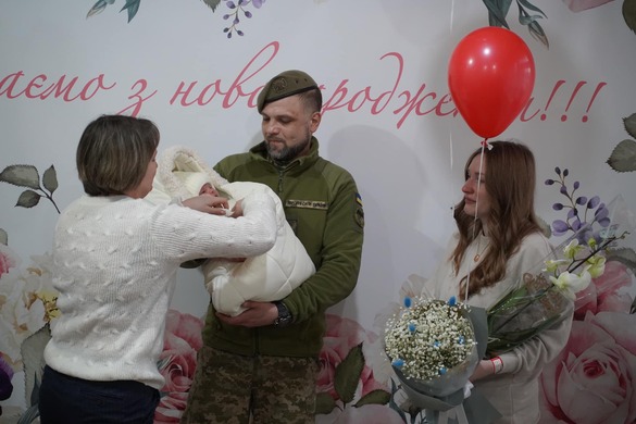 Черкаські військові зустріли з пологового будинку дружину загиблого побратима із немовлям