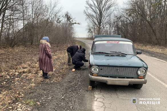 На Черкащині поліцейські допомогли подружжю пенсіонерів на дорозі