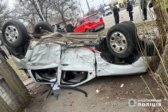 Одна з автівок перевернулась: у Черкасах в ДТП травмувалися троє осіб (ФОТО)