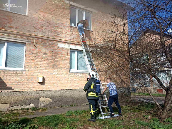 На Черкащині сталася пожежа у житловому будинку: евакуювали двох людей, серед них дитина